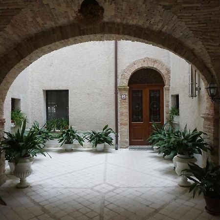 Palazzo De Fabritiis Bed and Breakfast Rosciano  Buitenkant foto